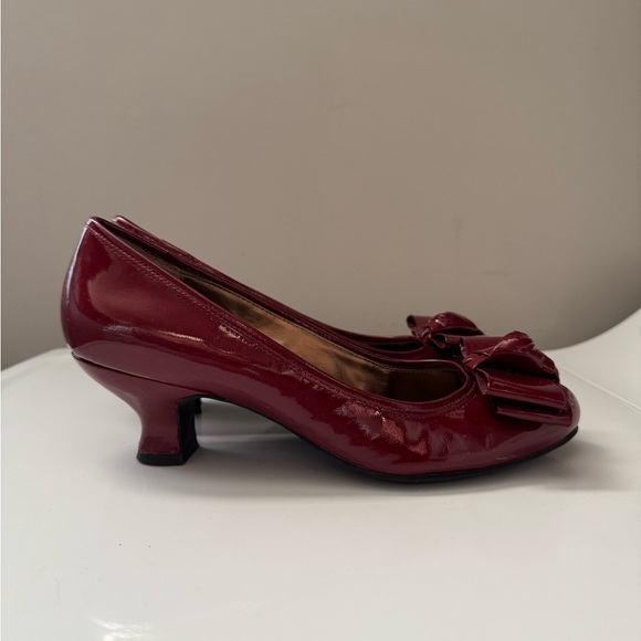 Me Too Carla Red Patent Leather Heels with Bows - Picture 2 of 5